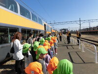 写真:説明を聞いている