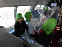 写真:ビニールを剥がしている様子