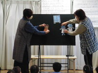 写真:先生たちの出し物の様子