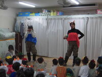 写真:職員の劇の様子