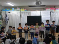 写真:カードのプレゼント