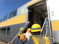 写真:乗り込む様子