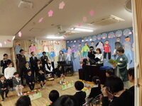 写真:証書を受け取る様子