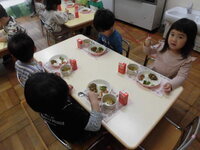 写真:2歳児の会食の様子