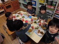 写真:3歳児の会食の様子