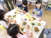 写真:楽しく会食している様子