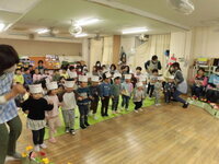 写真:乳児クラスの出し物ラーメン体操