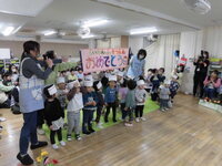 写真:おめでとうの幕を広げたところ