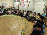 写真:5歳児が見ている様子