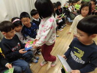 写真:卒園プレゼントを渡している様子