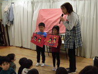 写真:4歳児のひな人形製作