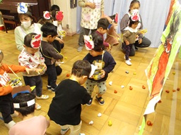 写真:ひよこぐみが豆まきをしています