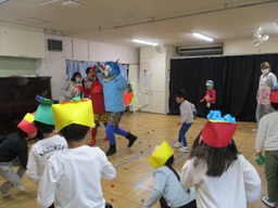 写真:鬼に向かって豆をまいています