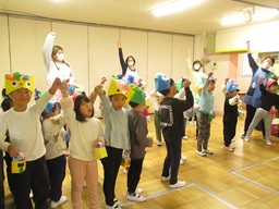 写真:年長組が豆まきをしています