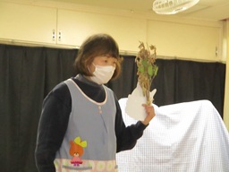 写真:園長先生が節分の由来を話しています