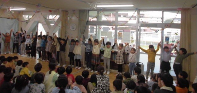 写真:年長クラスが卒園を祝ってもらっています