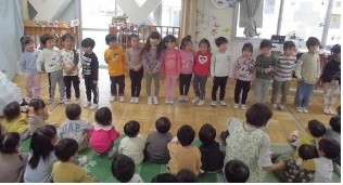 写真:きりんぐみが集会の司会をしています