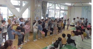 写真:うさぎ組がマツケンサンバを踊っています