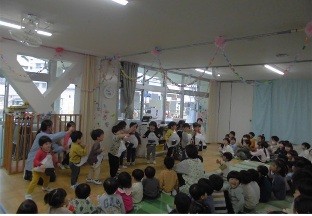 写真:あひる組からの出し物を行っています