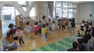 写真:ひよこ組が踊りを踊っています