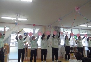 写真:先生たちが日野ソングを踊っています