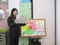 食育ボードの話をしている栄養士の写真