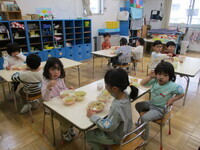 4歳児が給食を食べている様子の写真