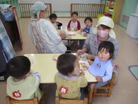 始めての給食を食べている様子の写真