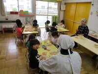 給食を食べている様子の写真