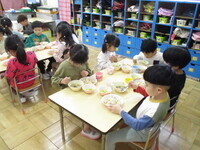 5歳児らいおんぐみが給食を食べている様子の写真