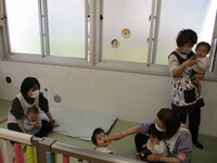 お部屋で抱っこされながら過ごしている様子の写真