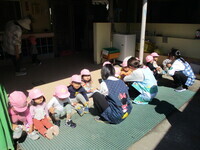 靴を履いて園庭に出ようとしている様子の写真