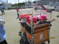 1歳児ワゴンに乗っている写真