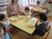 1歳児りす組、給食の写真