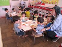 2歳児うさぎ組給食の写真