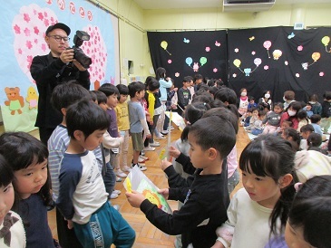 幼児クラスからプレゼントをもらう様子の写真