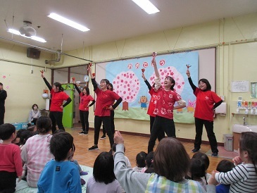 職員のよさこい踊りの様子の写真