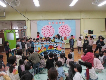 卒園記念品の紹介の様子の写真