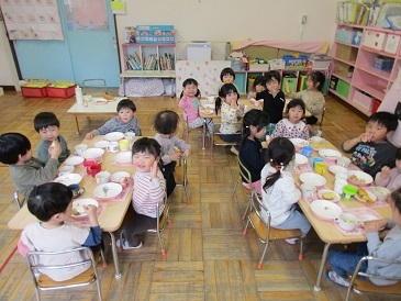 乳児クラス会食の様子の写真