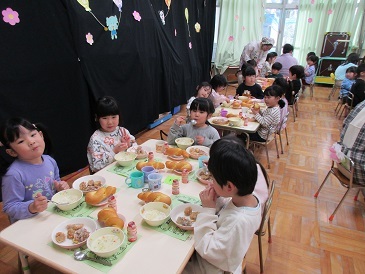 幼児クラス会食の様子の写真