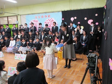 卒園証書もらう様子の写真