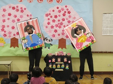 ひなまつりの話をしている様子の写真