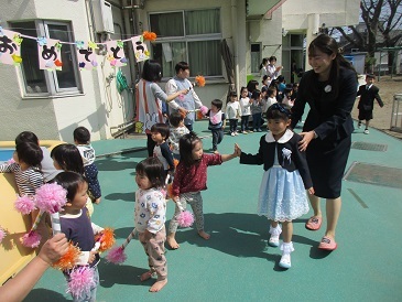 乳児クラス花道をつくってお祝いしている様子の写真