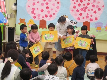 ひなまつり制作紹介の様子の写真