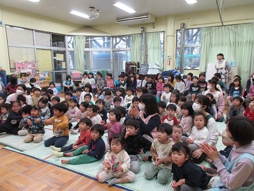 出し物を見ている様子の写真