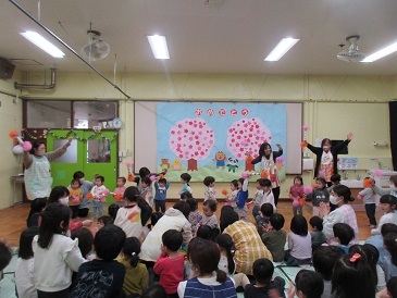 0、1歳児出し物の様子の写真