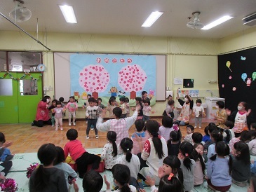 2歳児出し物の様子の写真