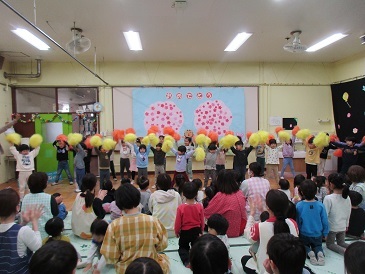 4歳児出し物の様子の写真