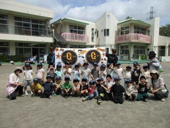 集合写真を撮っている様子の写真