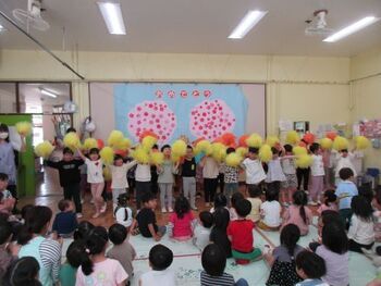 5歳児が踊っている様子の写真